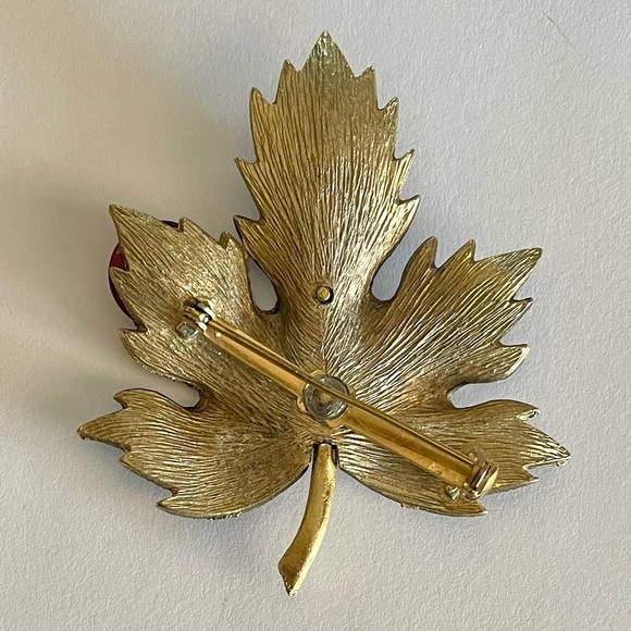 Vintage Maple Leaf Brooch Goldtone and Black with Pink Cabochon - Picture 4 of 6